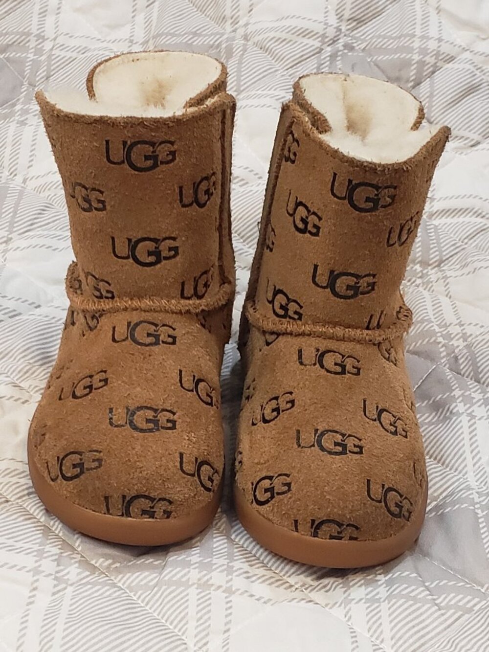 UGG Toddler Keelan Embossed boots Size 6
